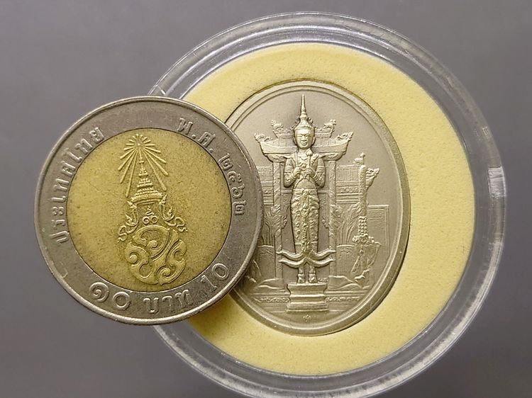 เหรียญพระคลังเพชรยอดมงกุฎ หลังยันต์เกราะเพชร พ.ศ.2556 เนื้อเงินรมดำพ่นทรายพิเศษ พร้อมกล่องหนังและใบรับรอง รูปที่ 6