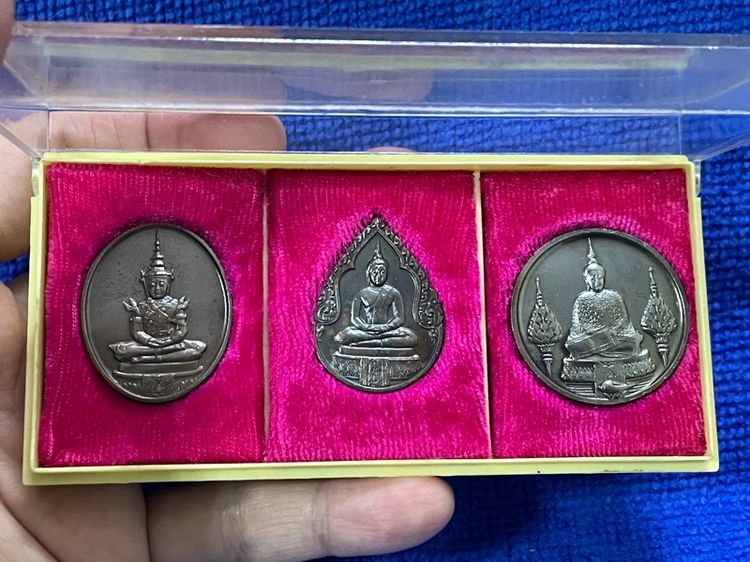 เหรียญ พระแก้วมรกต ฤดูร้อน เนื้อทองแดงรมดำ พร้อมกล่องที่ระลึก ปี 2525 สมโภชกรุงรัตนโกสินทร์ 200 ปี รูปที่ 2
