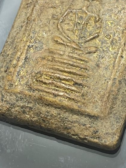 พระสมเด็จเกศไชโย พิมพ์ 6 ชั้น อกตลอด   พระใช้มาแต่เดิมมีสึก เก่าเป็นธรรมชาติ     P 295 รูปที่ 10