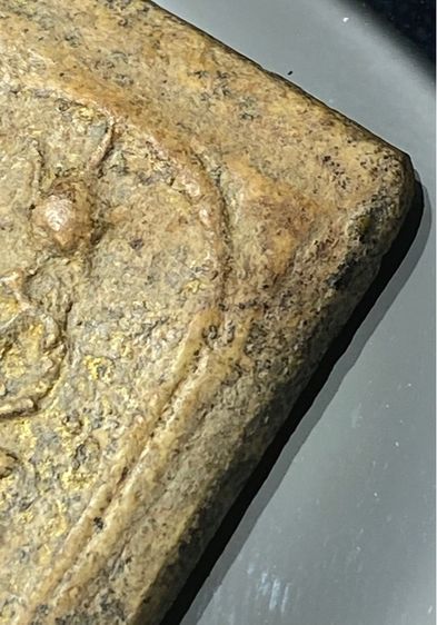 พระสมเด็จเกศไชโย พิมพ์ 6 ชั้น อกตลอด   พระใช้มาแต่เดิมมีสึก เก่าเป็นธรรมชาติ     P 295 รูปที่ 9