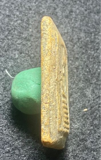 พระสมเด็จเกศไชโย พิมพ์ 6 ชั้น อกตลอด   พระใช้มาแต่เดิมมีสึก เก่าเป็นธรรมชาติ     P 295 รูปที่ 6