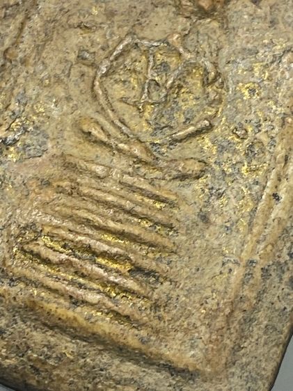 พระสมเด็จเกศไชโย พิมพ์ 6 ชั้น อกตลอด   พระใช้มาแต่เดิมมีสึก เก่าเป็นธรรมชาติ     P 295 รูปที่ 12