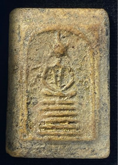 พระสมเด็จเกศไชโย พิมพ์ 6 ชั้น อกตลอด   พระใช้มาแต่เดิมมีสึก เก่าเป็นธรรมชาติ     P 295 รูปที่ 3