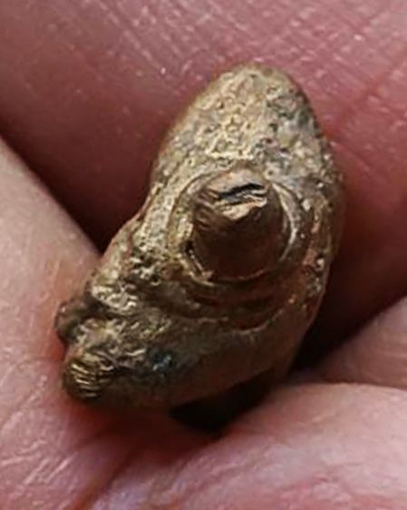 พระยอดธงหล่อโบราณพิมพ์เล็ก หลวงพ่อครึ้ม วัดคลองสวน จ.สมุทรปราการ ปี 2507 เนื้อทองผสม จมูกโด่งมีหน้าตานิ้วชัด สร้างน้อย สภาพสวยมาก รูปที่ 4