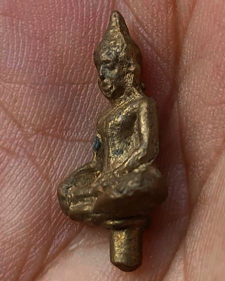 พระยอดธงหล่อโบราณพิมพ์เล็ก หลวงพ่อครึ้ม วัดคลองสวน จ.สมุทรปราการ ปี 2507 เนื้อทองผสม จมูกโด่งมีหน้าตานิ้วชัด สร้างน้อย สภาพสวยมาก รูปที่ 2