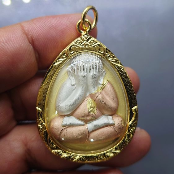 พระปิดตาโภคทรัพย์ เนื้อโลหะชุบสามกษัตริย์ ที่ระลึกฉลองwระชนมายุ 84 พรรษา ญสส วัดบวรนิเวศวิหาร ปี 2540 พร้อมเลี่ยมกรอบทองไมครอน กล่องเดิม รูปที่ 2