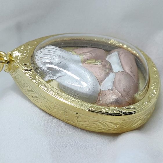 พระปิดตาโภคทรัพย์ เนื้อโลหะชุบสามกษัตริย์ ที่ระลึกฉลองwระชนมายุ 84 พรรษา ญสส วัดบวรนิเวศวิหาร ปี 2540 พร้อมเลี่ยมกรอบทองไมครอน กล่องเดิม รูปที่ 6