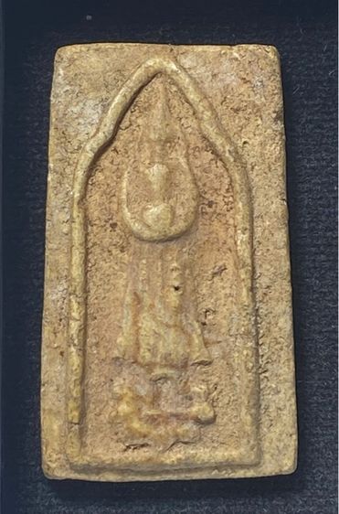 พระเนื้อผง พิมพ์ยืนอุ้มบาตรหลวงปู่ภู สร้างปี 2463  วัดอินทร์วิหารบางขุนพรหม   พิมพ์เหลี่ยมนิยม สวย  สมบูรณ์ ื   P 400