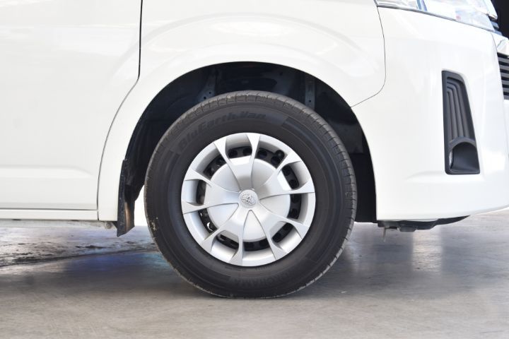 Toyota Commuter 2024 2.8 Van ดีเซล เกียร์ธรรมดา ขาว รูปที่ 3