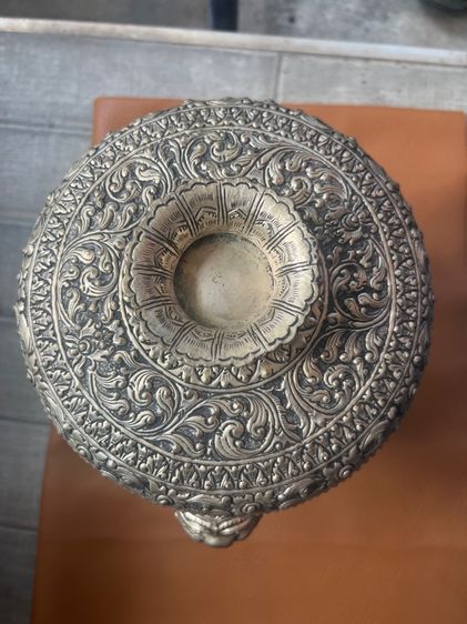 ขันตอกลายหูสิงห์โบราณ รูปที่ 4