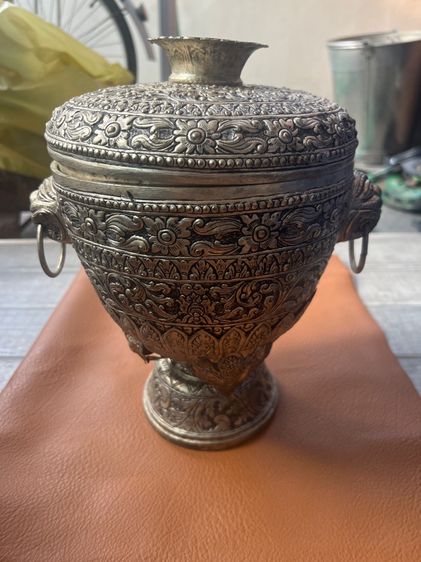 อื่นๆ ขันตอกลายหูสิงห์โบราณ