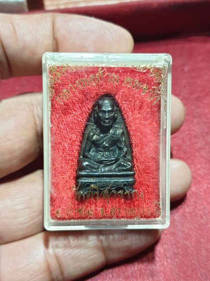 รูปเหมือนเตารีดบรรจุกริ่ง พระครูพิเศษเขมาจาร ( หลวงพ่อท้วม ) วัดศรีสุวรรณ จ.สุราษฏร์ธานี รุ่นทำบุญอายุครบ 75 ปี พ.ศ.2540 หายากพบเจอน้อย รูปที่ 2