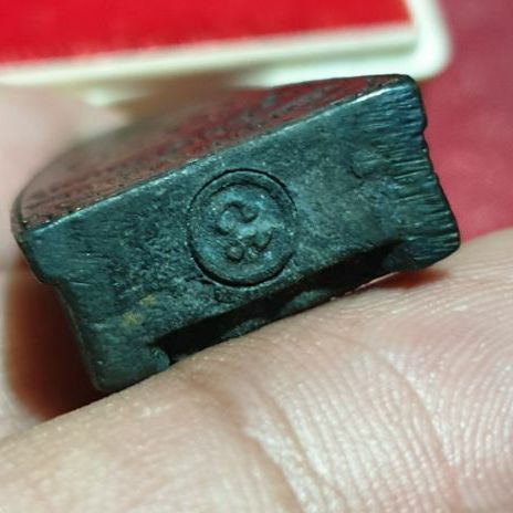 รูปเหมือนเตารีดบรรจุกริ่ง พระครูพิเศษเขมาจาร ( หลวงพ่อท้วม ) วัดศรีสุวรรณ จ.สุราษฏร์ธานี รุ่นทำบุญอายุครบ 75 ปี พ.ศ.2540 หายากพบเจอน้อย รูปที่ 3