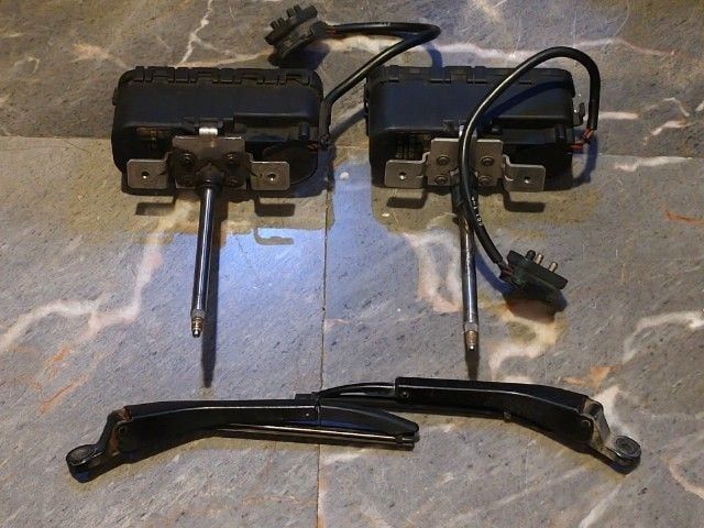 ชุดปัดน้ำฝนไฟหน้า Benz C class w202 ปี 1994-1999 เก่าจากนอก นำไปใส่เท่ห์ไปได้ครับ และ คิ้วใต้ไฟหน้า C class w202 ปี 94-97 ของแท้ ครบคู่ 