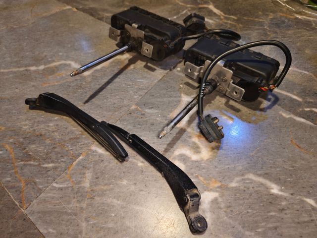 ชุดปัดน้ำฝนไฟหน้า Benz C class w202 ปี 1994-1999 เก่าจากนอก นำไปใส่เท่ห์ไปได้ครับ และ คิ้วใต้ไฟหน้า C class w202 ปี 94-97 ของแท้ ครบคู่  รูปที่ 3