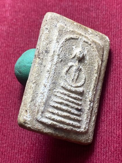 พระสมเด็จเกศไชโย 6 ชั้น อกตัน  วัดไชโย ฯ จ.อ่างทอง  เนื้อหยาบมาก แกร่งไม่ร่วน อัดแน่นด้วยมวลสาร  พิมพ์ ตำหนิถูกต้องมวลสารหยาบ       P 294 รูปที่ 10