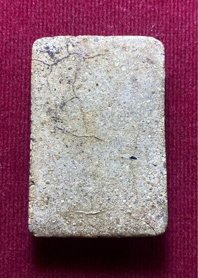 พระสมเด็จเกศไชโย 6 ชั้น อกตัน  วัดไชโย ฯ จ.อ่างทอง  เนื้อหยาบมาก แกร่งไม่ร่วน อัดแน่นด้วยมวลสาร  พิมพ์ ตำหนิถูกต้องมวลสารหยาบ       P 294 รูปที่ 2