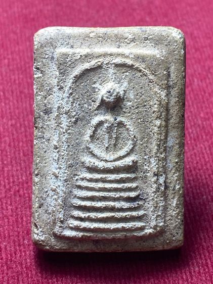 พระสมเด็จเกศไชโย 6 ชั้น อกตัน  วัดไชโย ฯ จ.อ่างทอง  เนื้อหยาบมาก แกร่งไม่ร่วน อัดแน่นด้วยมวลสาร  พิมพ์ ตำหนิถูกต้องมวลสารหยาบ       P 294 รูปที่ 14