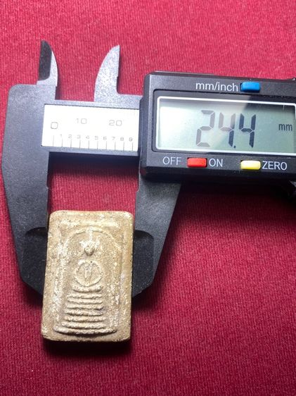 พระสมเด็จเกศไชโย 6 ชั้น อกตัน  วัดไชโย ฯ จ.อ่างทอง  เนื้อหยาบมาก แกร่งไม่ร่วน อัดแน่นด้วยมวลสาร  พิมพ์ ตำหนิถูกต้องมวลสารหยาบ       P 294 รูปที่ 16