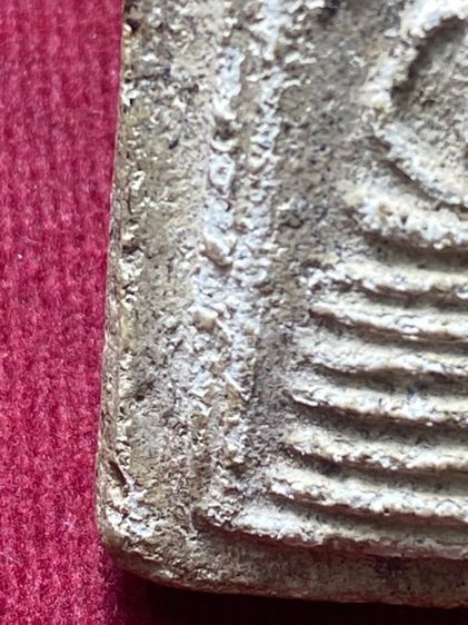 พระสมเด็จเกศไชโย 6 ชั้น อกตัน  วัดไชโย ฯ จ.อ่างทอง  เนื้อหยาบมาก แกร่งไม่ร่วน อัดแน่นด้วยมวลสาร  พิมพ์ ตำหนิถูกต้องมวลสารหยาบ       P 294 รูปที่ 11