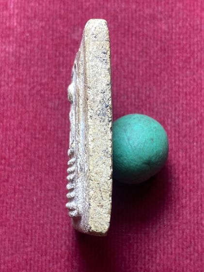 พระสมเด็จเกศไชโย 6 ชั้น อกตัน  วัดไชโย ฯ จ.อ่างทอง  เนื้อหยาบมาก แกร่งไม่ร่วน อัดแน่นด้วยมวลสาร  พิมพ์ ตำหนิถูกต้องมวลสารหยาบ       P 294 รูปที่ 3