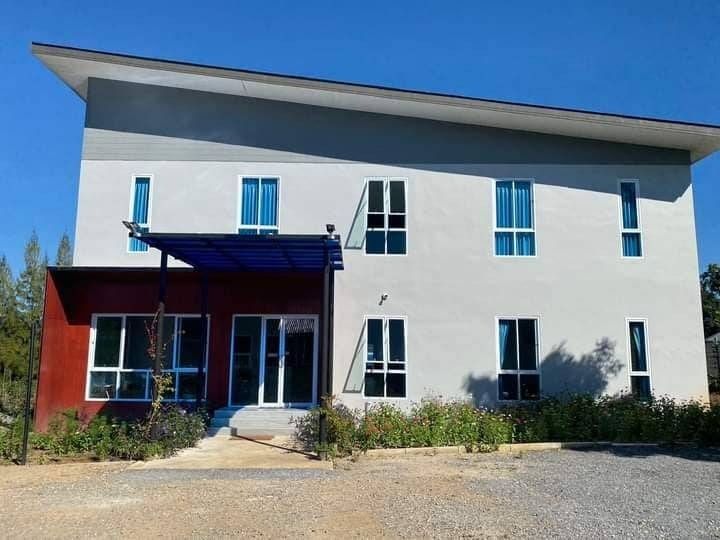 ตกแต่งครบ ไม่ใช่ ขายกิจการ บ้านพัก อ.ปากช่อง โคราช พิ้นที่ 3 ไร่กว่า มีห้องพัก 20 กว่าห้อง และร้านค้า 6 ห้อง ราคา 50 ลบ. ติดต่อ คุณปุ้ย 08-9920-9893 รูปที่ 2