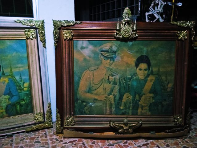 พระบรมฉายาลักษณ์ในหลวงพระราชินีในกรอบไม้สัปิดกระจกสุดงามสภาพเยี่ยม รูปที่ 2
