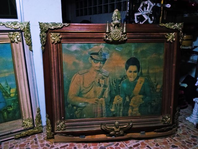 พระบรมฉายาลักษณ์ในหลวงพระราชินีในกรอบไม้สัปิดกระจกสุดงามสภาพเยี่ยม รูปที่ 4