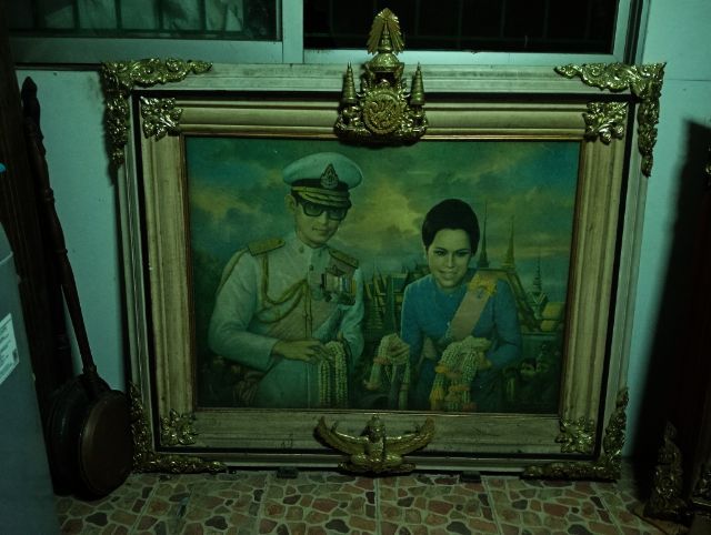 พระบรมฉายาลักษณ์ในหลวงพระราชินีในกรอบไม้สัปิดกระจกสุดงามสภาพเยี่ยม รูปที่ 9