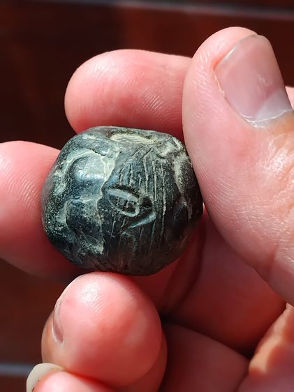 พระปิดตาสามเกลอ มีกริ่ง หลวงพ่อแก้ว วัดเครือวัลย์ จารมืทั้งสามด้าน ทรงกลม มีน้ำหนัก เนื้อผงพุทธคุณ เข้มจัด เนื้อแกร่งแห้งสนิท มันเงา สภาพสวย รูปที่ 7