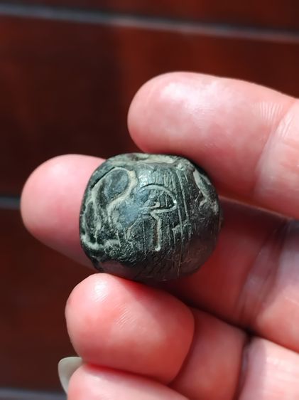 พระปิดตาสามเกลอ มีกริ่ง หลวงพ่อแก้ว วัดเครือวัลย์ จารมืทั้งสามด้าน ทรงกลม มีน้ำหนัก เนื้อผงพุทธคุณ เข้มจัด เนื้อแกร่งแห้งสนิท มันเงา สภาพสวย รูปที่ 9