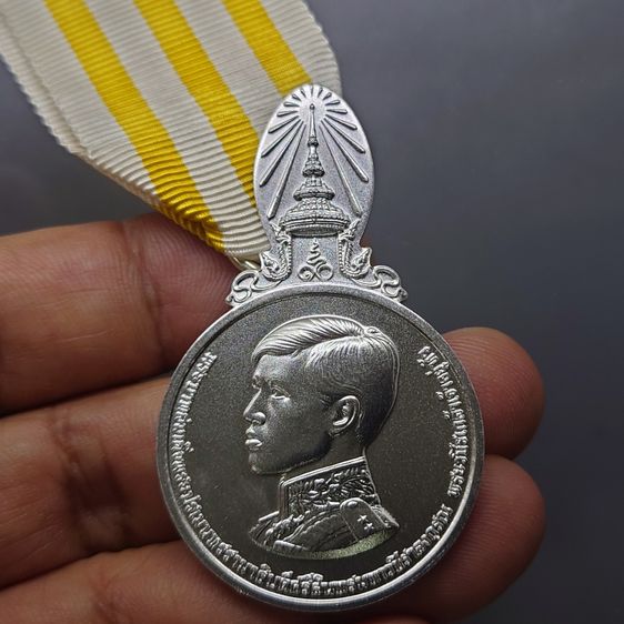 เหรียญที่ระลึกประดับแพรแถบ เฉลิมพระเกียรติ ในโอกาสพระราชพิธีบรมราชาภิเษก รัชกาลที่ 10 แบบชาย รูปที่ 4