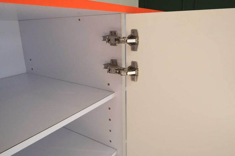 เคาน์เตอร์สีส้มขาวมีช่องเก็บของ 3 ประตูด้านหลัง รูปที่ 8