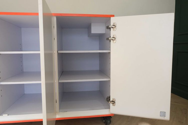 เคาน์เตอร์สีส้มขาวมีช่องเก็บของ 3 ประตูด้านหลัง รูปที่ 9