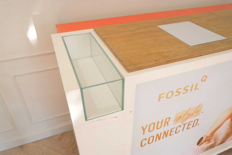 เคาน์เตอร์สีส้มขาวมีช่องเก็บของ 3 ประตูด้านหลัง รูปที่ 4