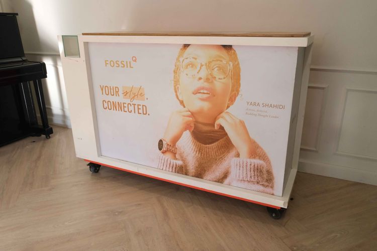 เคาน์เตอร์สีส้มขาวมีช่องเก็บของ 3 ประตูด้านหลัง รูปที่ 3