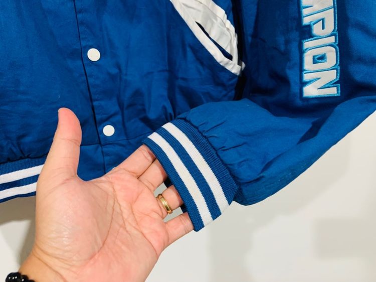 เสื้อแจ็คเก็ตกันหนาว งานปักทั้งตัว แท้ 💯 size วัดจริงขนาด อก 23.5 ยาว 26.5 นิ้ว สภาพใหม่มาก ทรงสวย ดีเทลดี มีซัปใน ตัดเย็บดีมาก รูปที่ 4