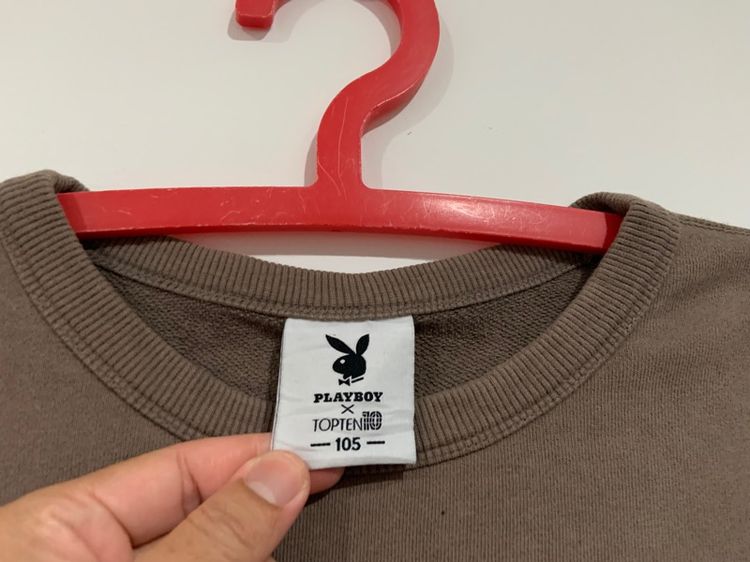 เสื้อกันหนาว PLAYBOY X TOTEN10 แท้ 💯 size วัดจริงขนาด อก 22.5 ยาว 26.5 นิ้ว สภาพดีมาก สีน้ำตาล ลายสวย ผ้านิ่มใส่สบาย รายละเอียดดีมาก รูปที่ 3