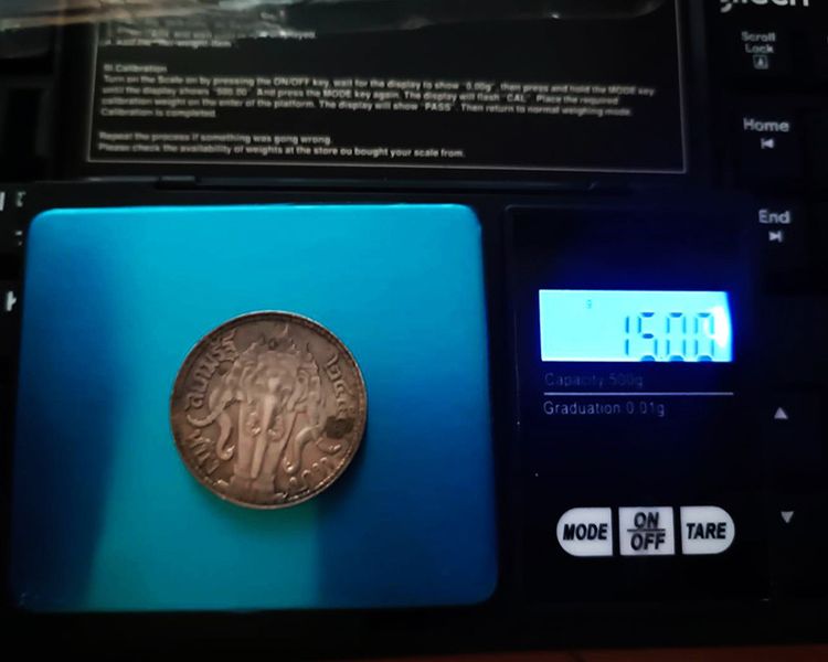 เหรียญหนึ่งบาทเนื้อเงิน ร.๖ มหาวชิราวุธ สยามินทร์ หลังช้างสามเศียร (ตราไอราพต) สยามรัฐ ๒๔๕๘ รูปที่ 4