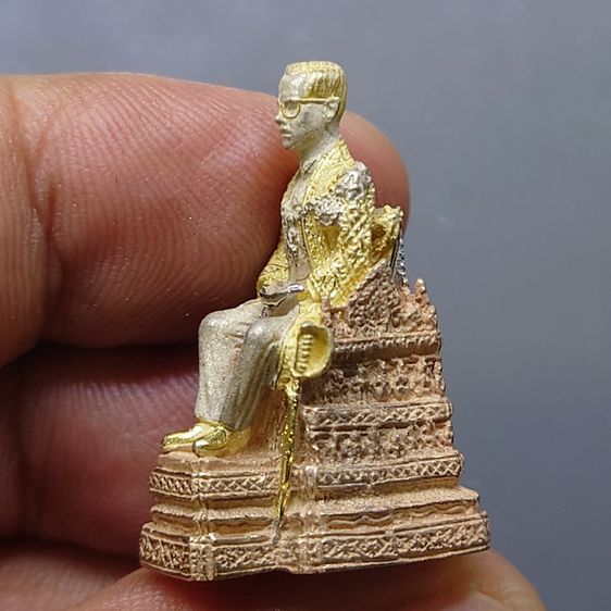 พระบรมรูป รัชกาลที่9 นั่งบัลลังก์ เนื้อเงินทรายนวลขัดเงา สามกษัตริย์ ญสส สมเด็จพระสังฆราช วัดบวรนิเวศวิหาร พ.ศ.2540 พร้อมกล่องเดิม รูปที่ 6