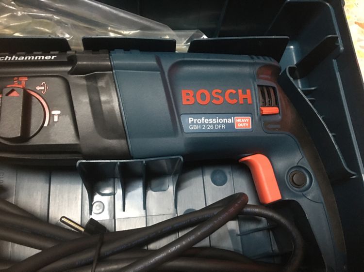 สว่านไฟฟ้าโรตารี่สามระบบ BOSCH GBH 2-26 DFR สภาพสวยไม่ผ่านการใช้งานพร้อมหัวเพิ่มหนึ่งตัวคู่มือกล่องอุปกรณ์ครบพร้อมใช้งานขับซ้ายขวาได้แท้ รูปที่ 3