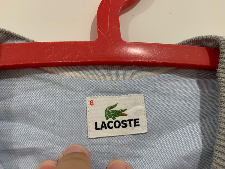 เสื้อกันหนาว LACOSTE คอวี แท้ 💯 size 6 ขนาด อก 22.5 ยาว 27 นิ้ว สภาพใหม่มาก สีเทาดีเทลสวย เนื้อผ้าดีมาก หายากน่าสะสม รูปที่ 4