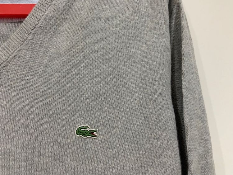 เสื้อกันหนาว LACOSTE คอวี แท้ 💯 size 6 ขนาด อก 22.5 ยาว 27 นิ้ว สภาพใหม่มาก สีเทาดีเทลสวย เนื้อผ้าดีมาก หายากน่าสะสม รูปที่ 2