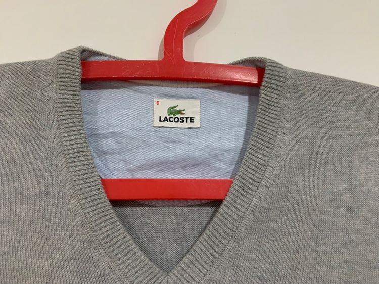 เสื้อกันหนาว LACOSTE คอวี แท้ 💯 size 6 ขนาด อก 22.5 ยาว 27 นิ้ว สภาพใหม่มาก สีเทาดีเทลสวย เนื้อผ้าดีมาก หายากน่าสะสม รูปที่ 3