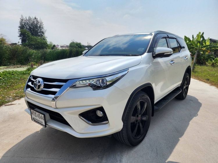 รถ Toyota Fortuner 2.8 V 4WD สี ขาว