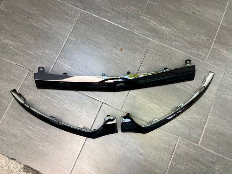 ชุดแต่ง C43 AMG ลิ้นกันชนหน้า สีดำเงา Benz W205 C-Class ใส่กันชนหน้า AMG Coupe และ Sedan C180 C200 C250 C300 รูปที่ 2