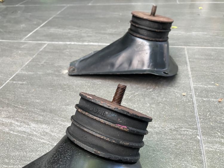 ยางแท่นเครื่อง Jaguar XJ6 X300 1 คู่ ซ้าย-ขวา พร้อมแท่นยึด ของแท้ มือสองสภาพดี รูปที่ 2