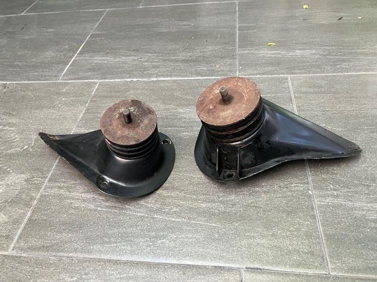 ยางแท่นเครื่อง Jaguar XJ6 X300 1 คู่ ซ้าย-ขวา พร้อมแท่นยึด ของแท้ มือสองสภาพดี รูปที่ 4