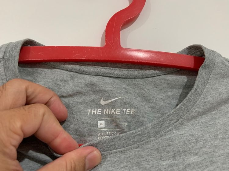 เสื้อยืด NIKE แท้ 💯 size XL วัดจริงขนาด อก 21.5 ยาว 28 สภาพใหม่มาก สีเทา ลายสวย ดีเทลสวยเรียบๆ หายากน่าสะสม รูปที่ 3