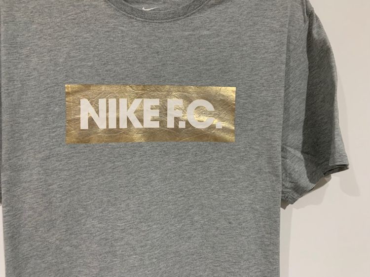 เสื้อยืด NIKE แท้ 💯 size XL วัดจริงขนาด อก 21.5 ยาว 28 สภาพใหม่มาก สีเทา ลายสวย ดีเทลสวยเรียบๆ หายากน่าสะสม รูปที่ 2